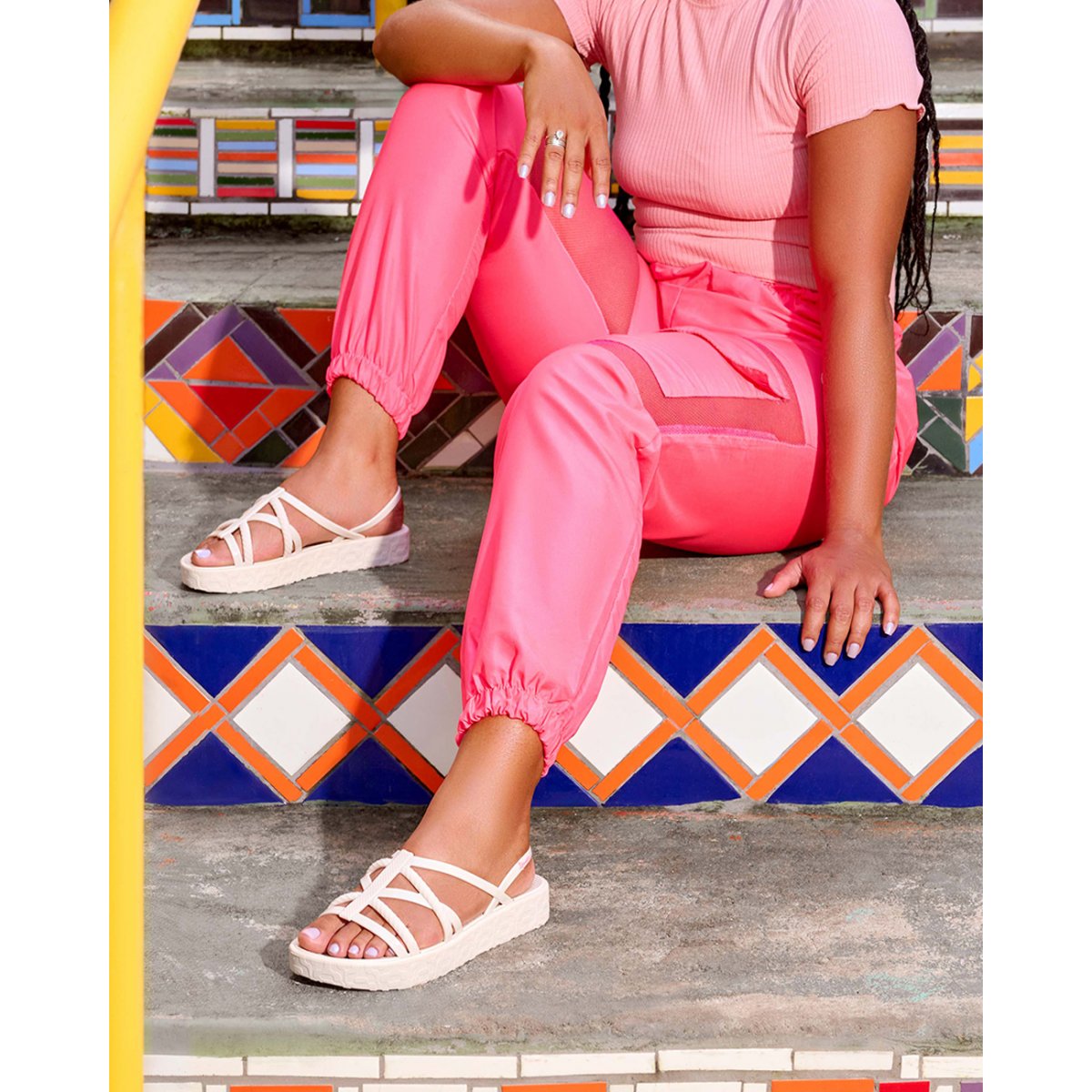 Sandalo donna Ipanema Diversa Flat flatform con cinturini sottili e suola decorata indossato