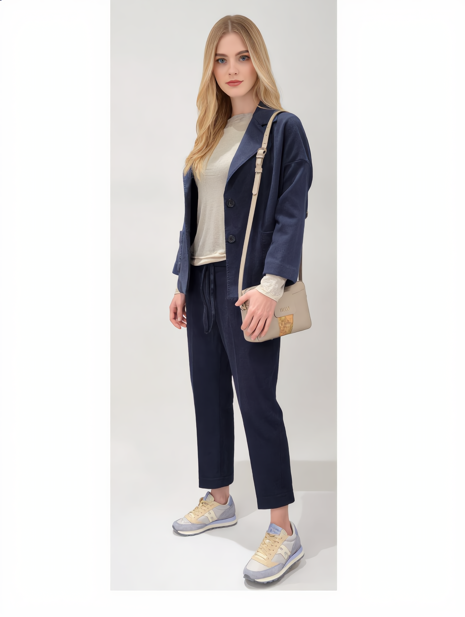 Giacca blu CIRCOLO 1901 indossata, vista laterale a 45 gradi, design essenziale e moderno.