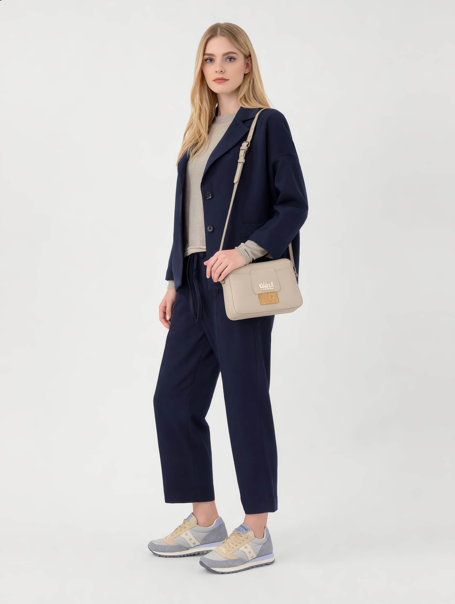 Giacca blu CIRCOLO 1901 indossata, vista laterale a 45 gradi, design essenziale e moderno.