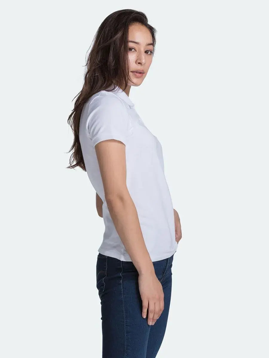Polo donna Levi’s bianca indossata look casual