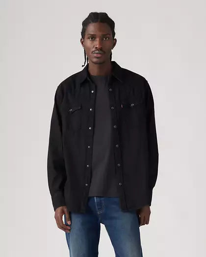 Levi’s Denim Western Shirt uomo in denim nero Marble Black indossata