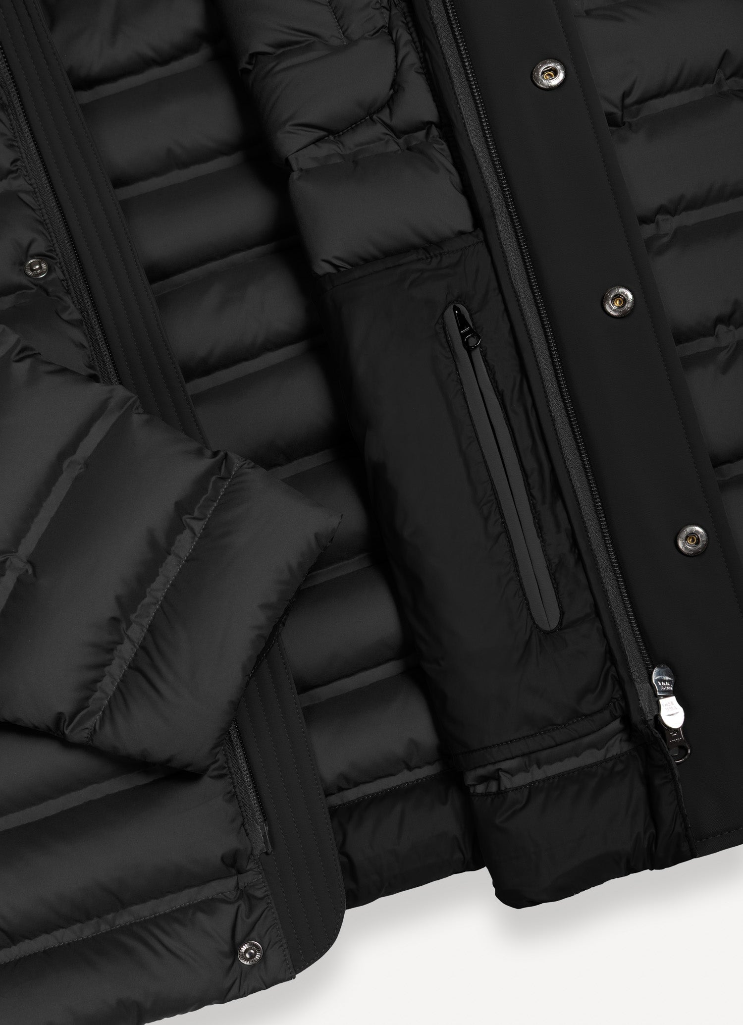 Piumino uomo Colmar nero senza cuciture con cappuccio staccabile e imbottitura in piuma naturale dettaglio