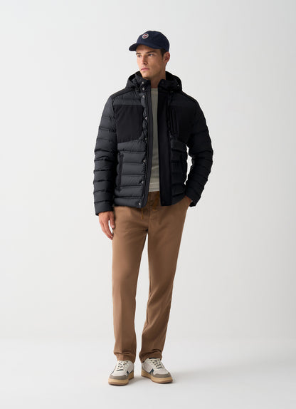Piumino uomo Colmar nero senza cuciture con cappuccio staccabile e imbottitura in piuma naturale indossato davanti