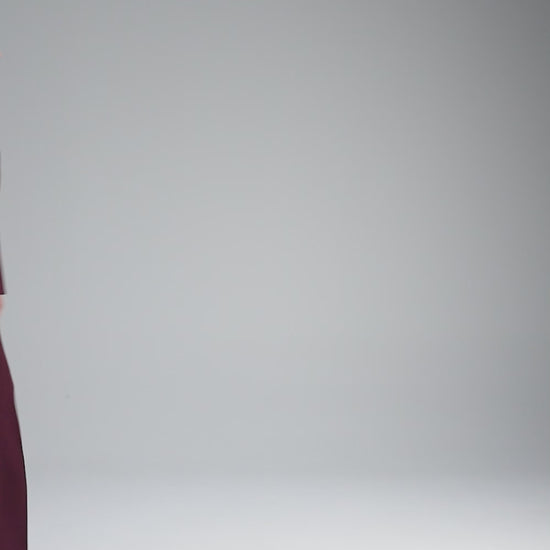 Pantaloni Twinset donna in tessuto crêpe con linea ampia e piega stirata look indossato
