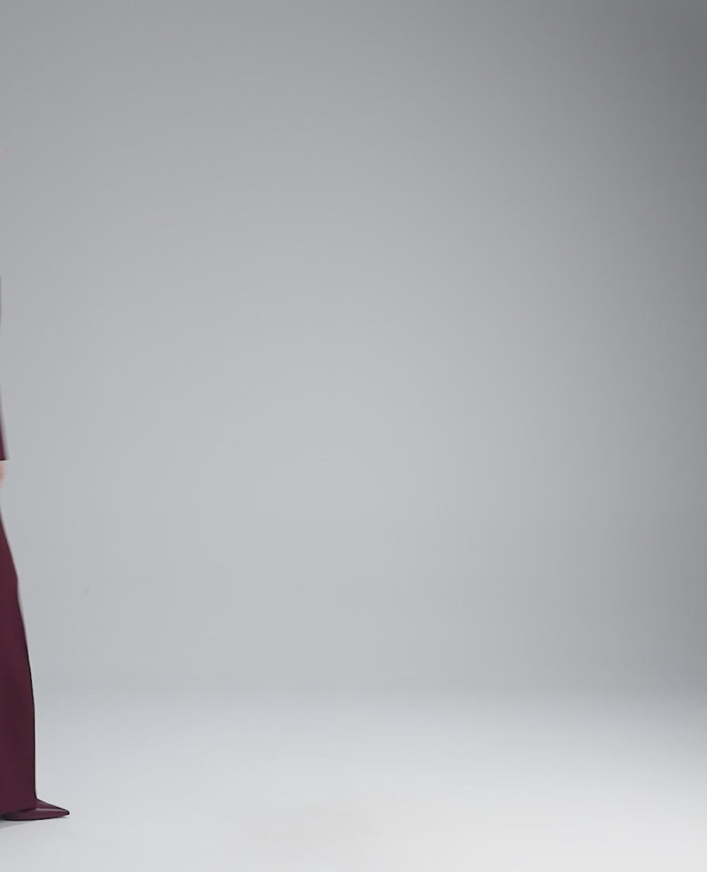 Pantaloni Twinset donna in tessuto crêpe con linea ampia e piega stirata look indossato