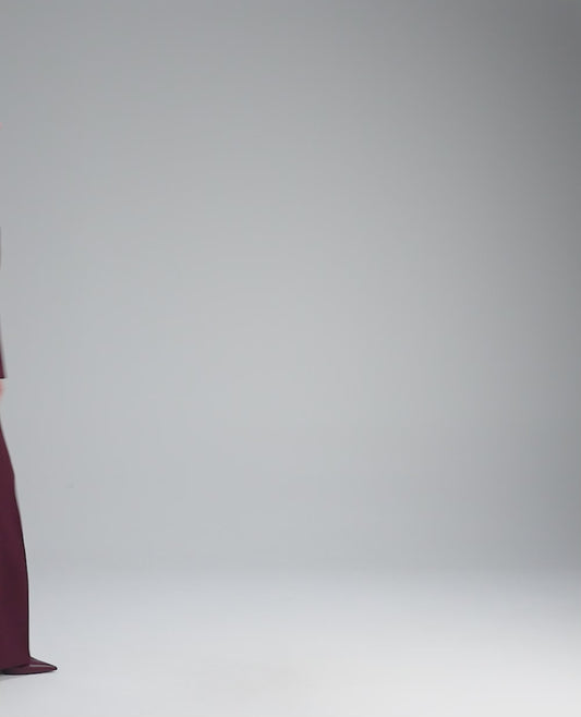 Pantaloni Twinset donna in tessuto crêpe con linea ampia e piega stirata look indossato