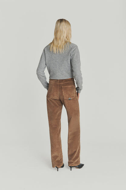 Pantalone donna Roy Roger’s Marta in velluto a coste brown sugar flare fit vita media indossato dietro