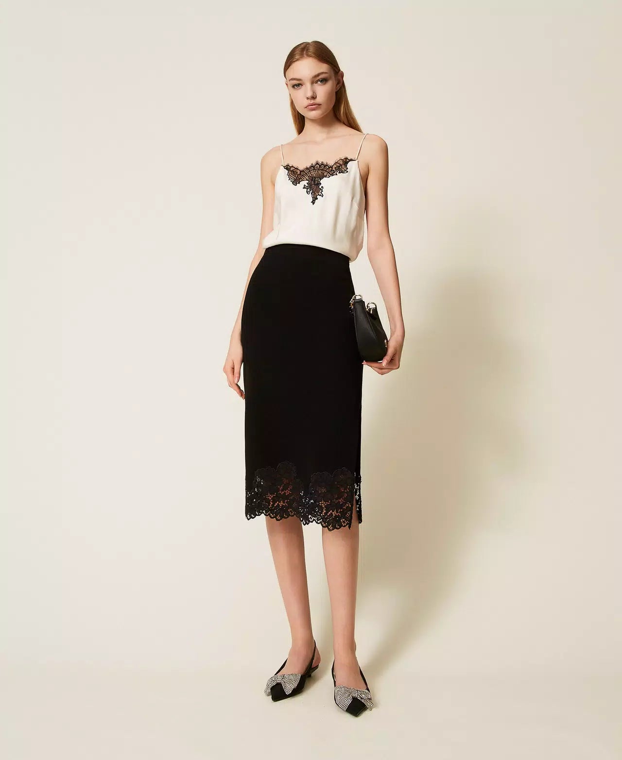 Twinset gonna longuette donna in maglia nera con pizzo ricamato e spacco laterale look indossato