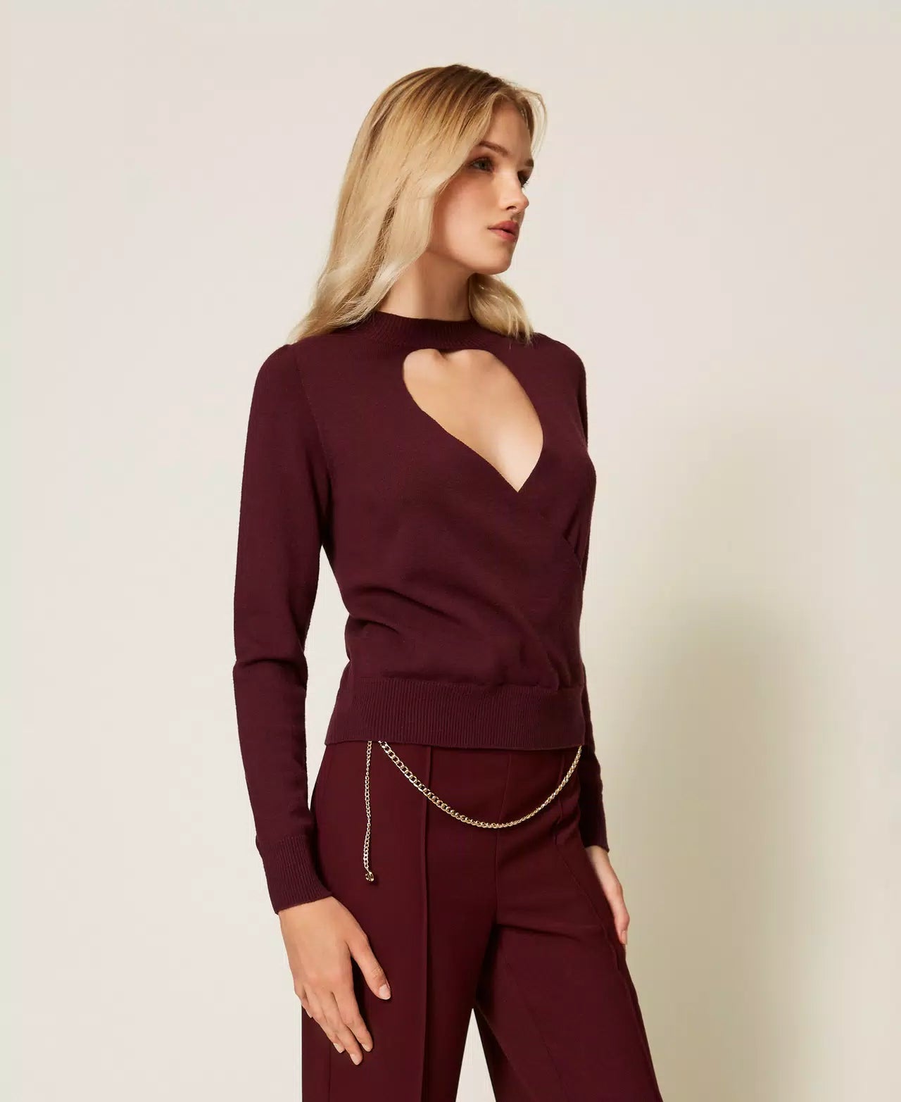 Twinset maglia donna viola winetasting con cut-out e incrocio frontale, collo lupetto e maniche lunghe lato