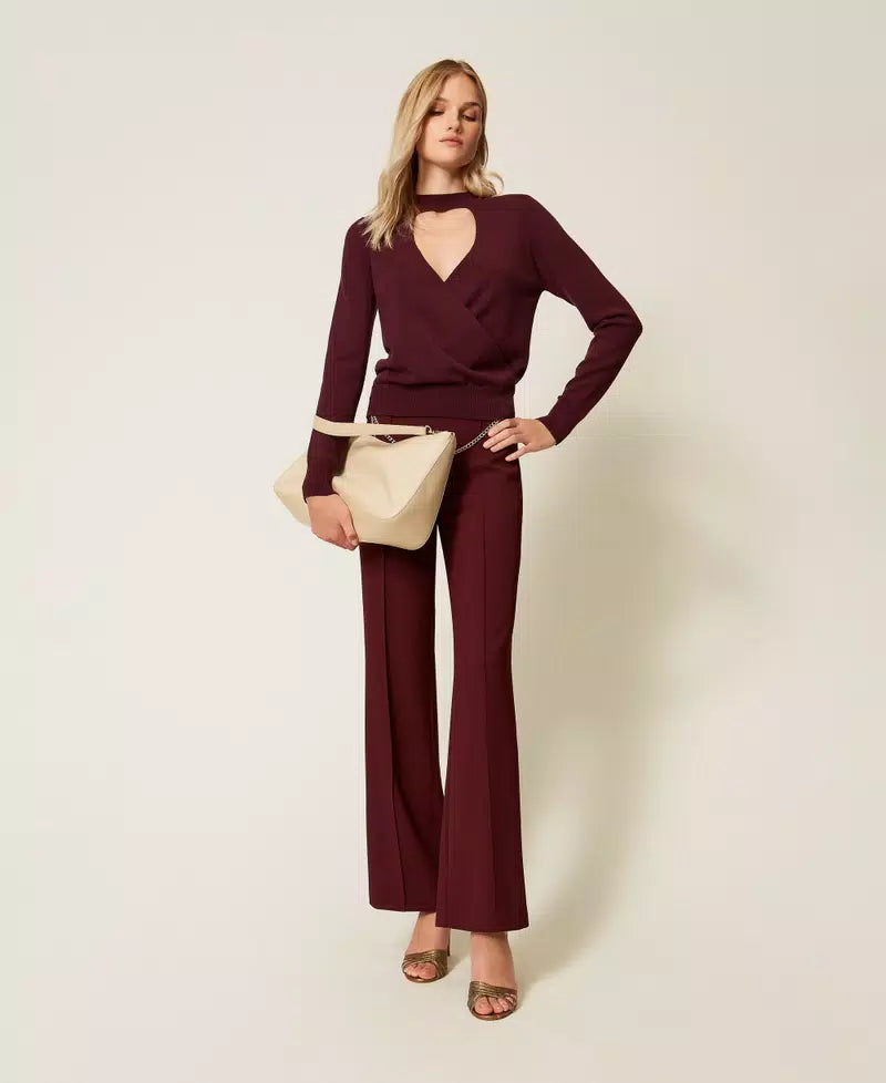 Twinset maglia donna viola winetasting con cut-out e incrocio frontale, collo lupetto e maniche lunghe look indossato