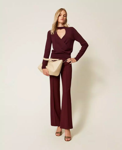 Twinset maglia donna viola winetasting con cut-out e incrocio frontale, collo lupetto e maniche lunghe look indossato