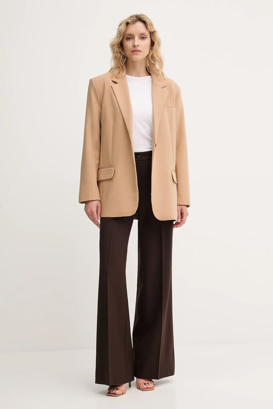 T-shirt donna Twinset in maglia fine elasticizzata stampata con vestibilità rilassata indossata