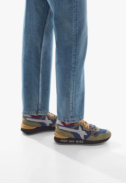 Sneakers uomo W6YZ YAK-M in suede e tessuto tecnico verde-blu con suola nera ultraleggera e dettagli a contrasto indossate